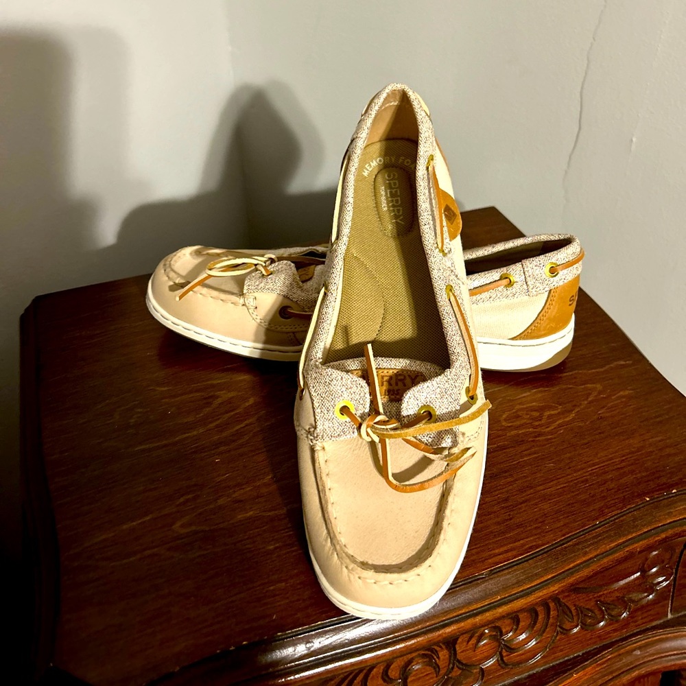 NWOB sperry tan and cream iridescent  loafers 9